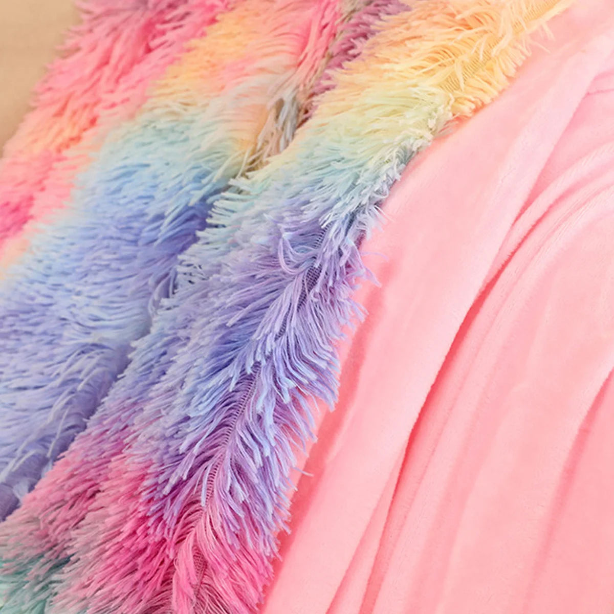 Couverture arc-en-ciel en fausse fourrure